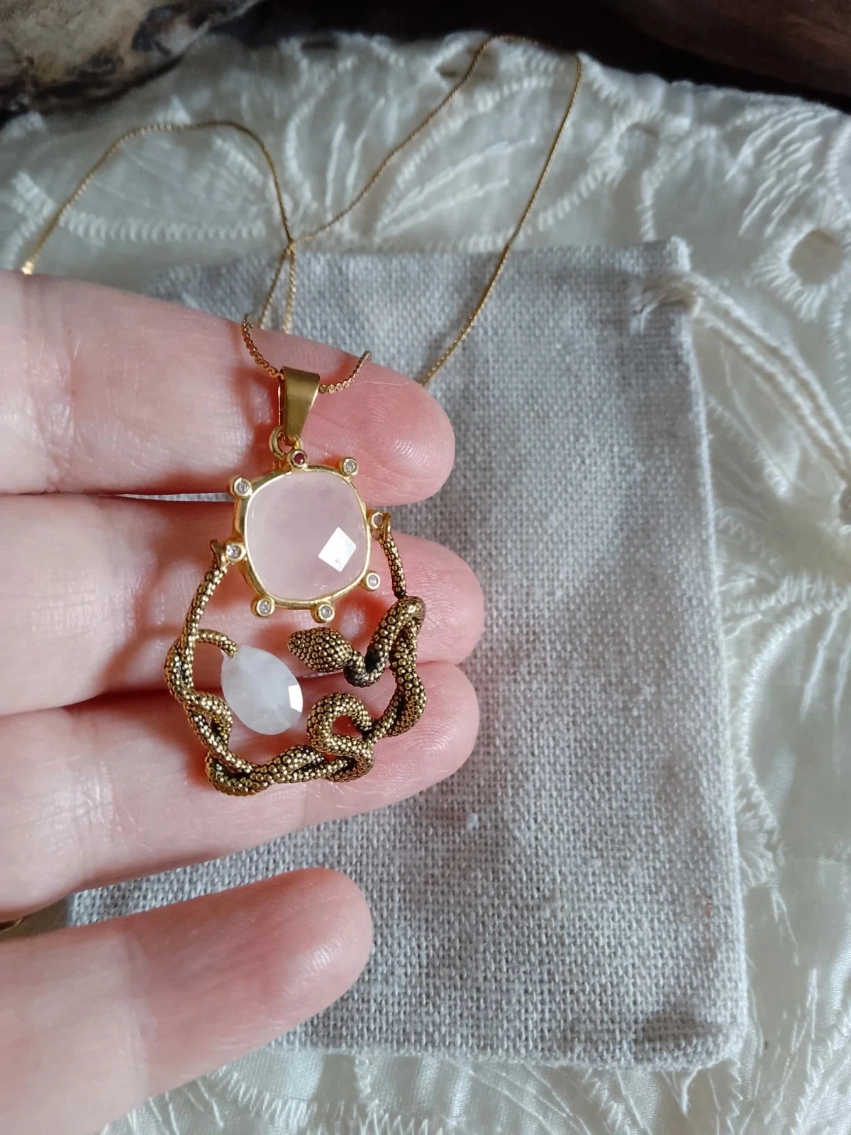 Colar pingente de cobra dourada com pedra de quartzo rosa e cristal de rocha – photo 5